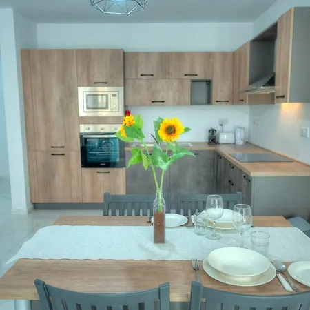 Modern & Comfy 1 Bedroom Near Seafront Pcal1-2 *